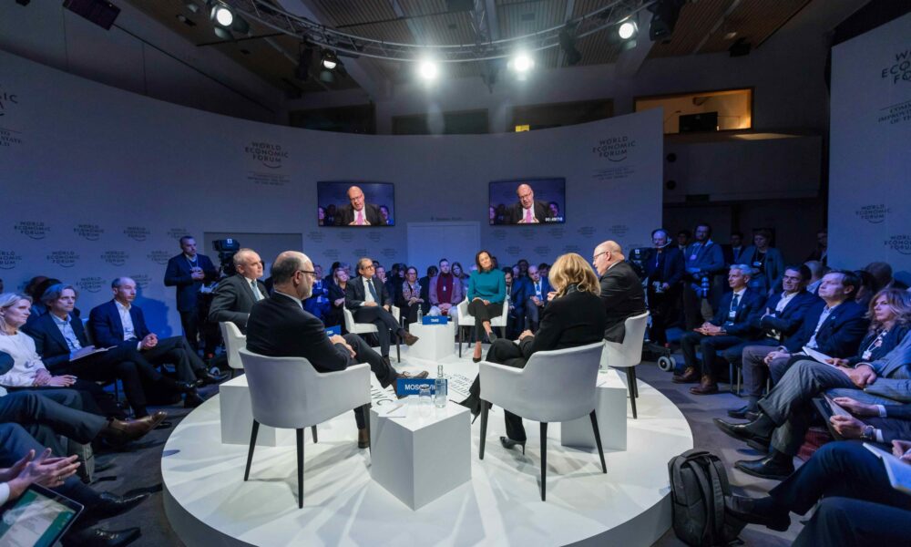 Hybrid event roundtable session, example of successful hybrid event strategies